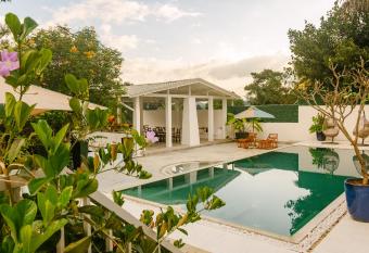 Fairy Cottage Kandy has rooms with a private hot tub