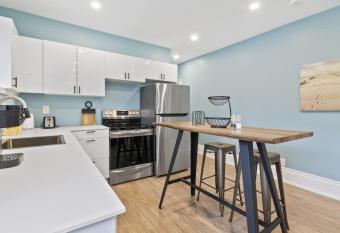 Bright and Spacious Condo in Downtown Collingwood 97043 has Balcony rooms