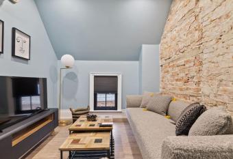 Luxury Contemporary Condo in Downtown Collingwood 97044 has Balcony rooms