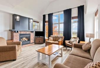 Spectacular Rivergrass Chalet Steps to Blue Mtn has Balcony rooms