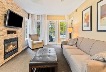 Horseshoe Hideaway Sleeps 8 has rooms with a private hot tub