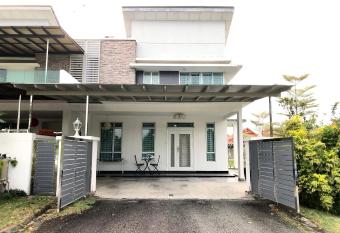 Coffee Aroma Homestay at Teratak Noura 5BR Corner has Balcony rooms