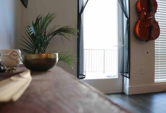 Stylish 2 bedroom with pool, Midtown has Balcony rooms