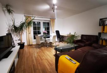Gorgeous apartment + attentive host + free parking has Balcony rooms