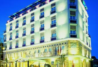 Hotel Tra    a allows 18 year olds to book a room