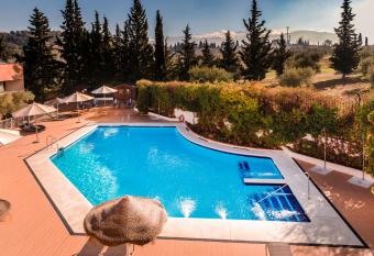 Porcel Alixares allows 18 year olds to book a room