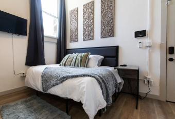 Gaslamp-Stylish Hideaway Close2AllYouNeed allows 18 year olds to book a room