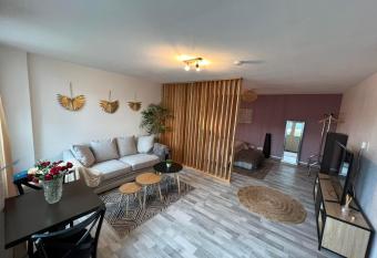 G  te Les Lauriers allows 18 year olds to book a room