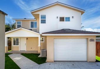 The Modernist - 3bd,3bath Whole House! - Comfortable, Modern Interior - 5 Min from LAX and SOFI Stadium! has Balcony rooms