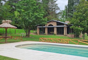 La Calma, casa frente al r  o, gran parque y pileta has Balcony rooms