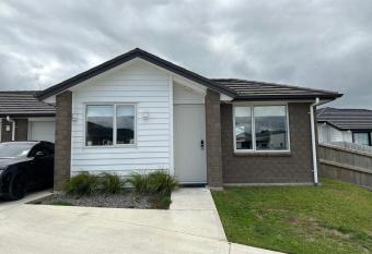 Cosy Self Contained 2 Bedroom Townhouse allows 18 year olds to book a room