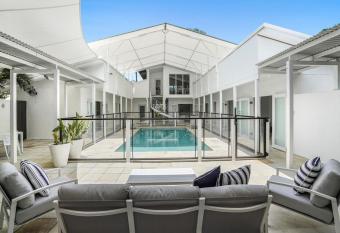 Belle Escapes Villa Rosa just minutes to Trinity Beach has Balcony rooms