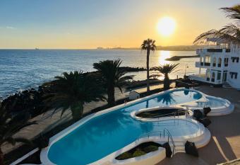 penthouse over the sea has Balcony rooms