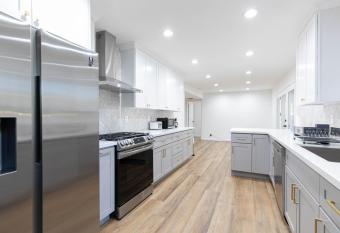 Park-Side Newly Renovated Luxury 4B 25B Home! allows 18 year olds to book a room