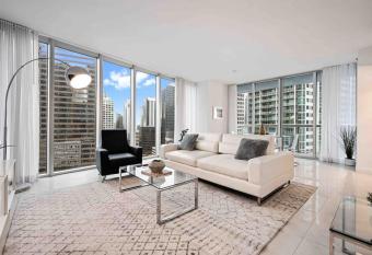 The ICON W Luxurious 2 Bed with Water Views has rooms with a private hot tub