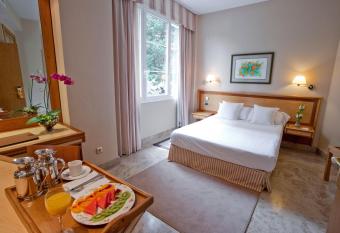 VP Jard  n de Tres Cantos allows 18 year olds to book a room