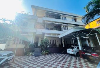 The Choudhury Manor Homestay has Balcony rooms