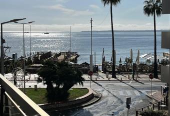 BNB RENTING Spacious 2 bedroom apartment with sea view Juan les Pins ! has Balcony rooms