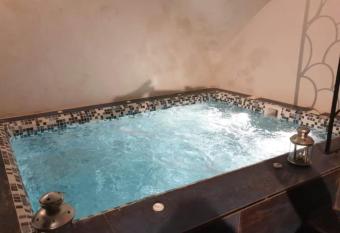 001 Villa Safranier with private jacuzzi has rooms with a private hot tub