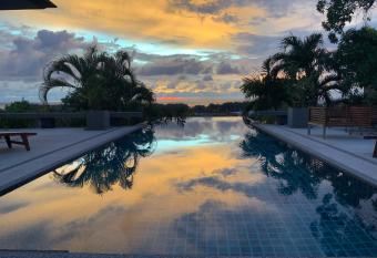 Sun Set Sea View 4 Bed Villa with Infinity Pool allows 18 year olds to book a room