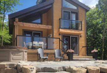 Creekside Cabin - 2 BR Luxury Retreat - Bobcaygeon has rooms with a private hot tub