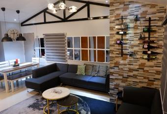 Lax Uno 2 bedroom home with Parking, Wi-Fi, NetFlix and Airconditioned Rooms and Shower Heater has Balcony rooms