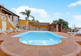 Villa Christisay has Balcony rooms