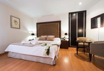 FC Infantas de Le  n has rooms with a private hot tub