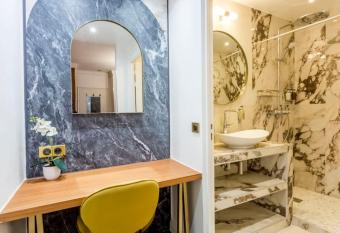 Luxury 3 bedrooms and 3.5 bathrooms -Louvre Museum has rooms with a private hot tub