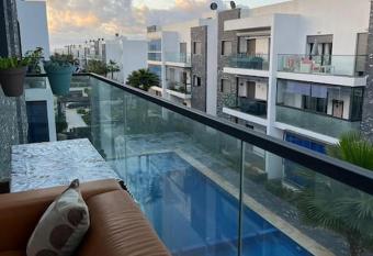 Superbe appartement avec piscine acc  s a la plage has Balcony rooms