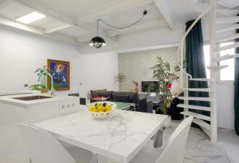 Blue sky-loft   tico has Smoking rooms