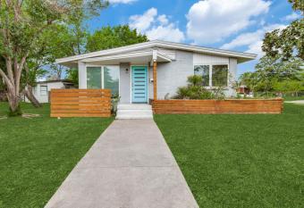 Mid-Century Modern home in the heart of Dallas has Balcony rooms