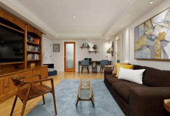 Newly Updated 2BD- Heated Pool and Hot Tub has rooms with a private hot tub