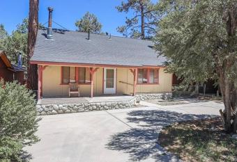 Quaint Cabin in Sugarloaf-minutes from Big Bear allows 18 year olds to book a room