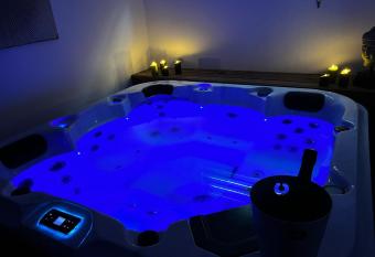 D  tente & Spa allows 18 year olds to book a room