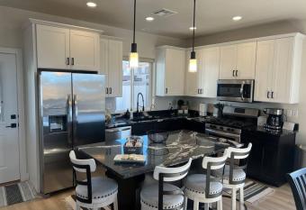 Sunset Place-4 Bed 3Bath Hot Tub has Balcony rooms