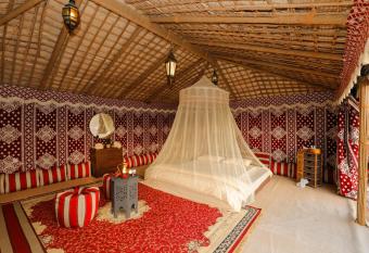 Al Khayma Camp  has rooms with a private hot tub