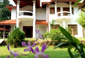 Blue Point Rest has rooms with a private hot tub