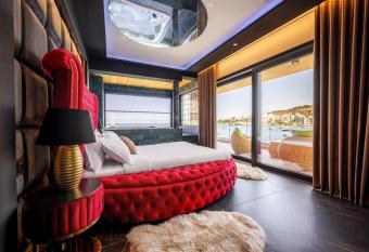 Ushuaia Playa Xemxija Boutique Hotel has rooms with a private hot tub