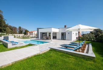 Villa Mateo 2 has Balcony rooms