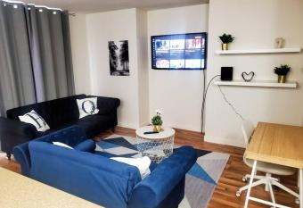 Popular home in Windermere Wifi Netflix Garage park mins from WEM,mins from parks and cinema has Balcony rooms