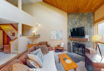 Cozy Modern Comfort has Balcony rooms