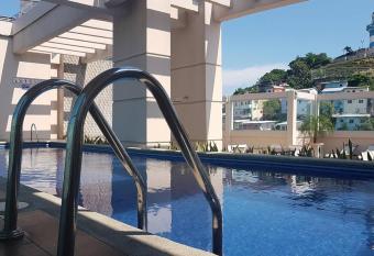 Departamento Familiar Piscina 609 Junto Wyndham has rooms with a private hot tub