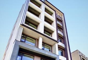 alfar Hotel allows 18 year olds to book a room