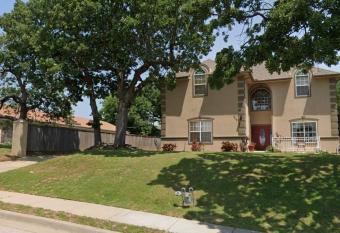 Modern Villa,1 mile from Downtown Tulsa, Historic Neighborhoods and Expwy. allows 18 year olds to book a room