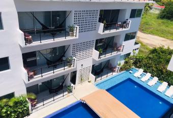 Papaya Condo Acapulco Diamante -Solo Adultos allows 18 year olds to book a room