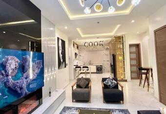 Fumzy_luxury_apartment allows 18 year olds to book a room