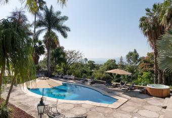 3 Bedroom Spacious Villa with Pool & Lake view allows 18 year olds to book a room