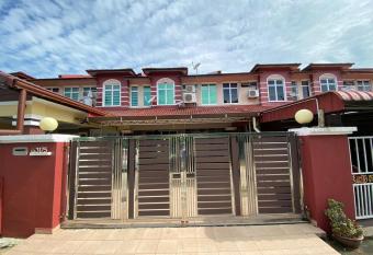 Homestay LA Kota Bharu has Balcony rooms