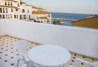 Park Plaza Suites Apartamentos allows 18 year olds to book a room